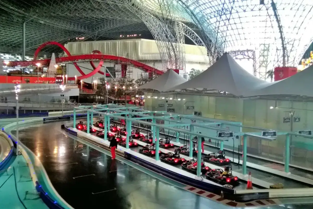 Tor kartingowy w Ferrari World Abu Dhabi. Warto zobaczyć to miejsce, jeśli szukasz emocji i zabawy.