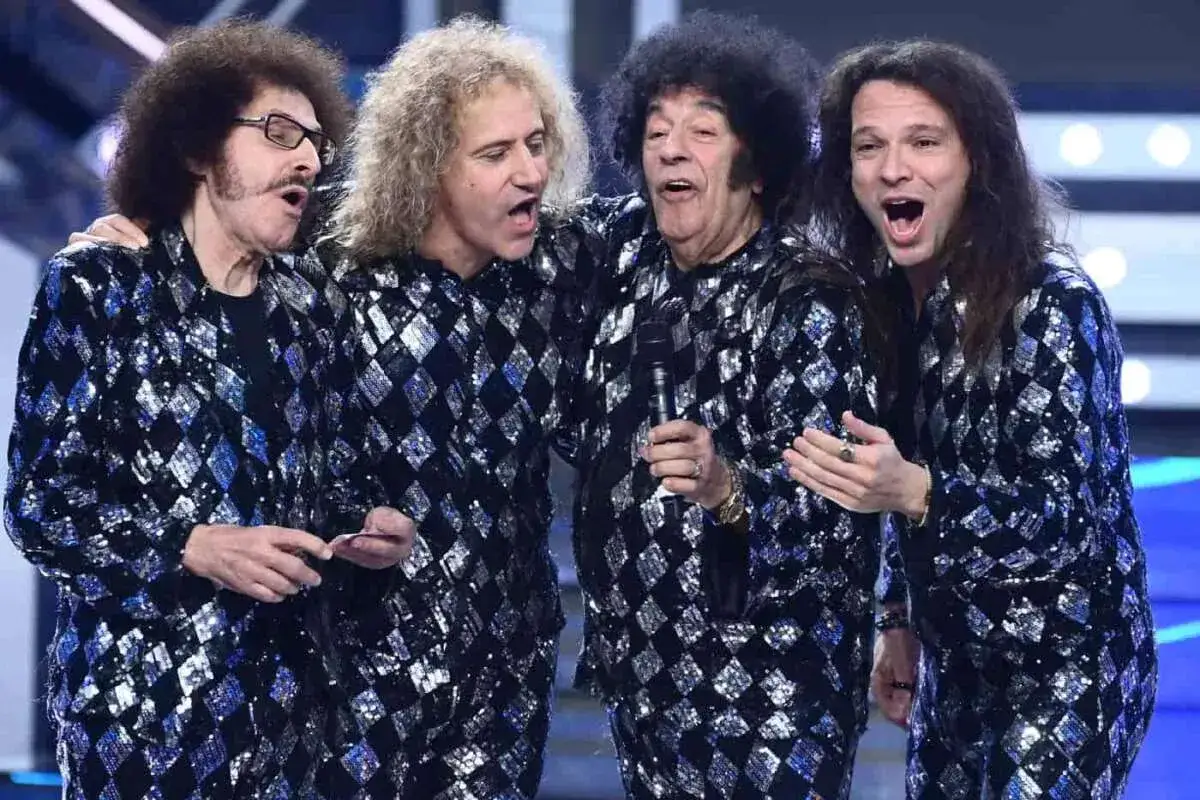 I cugini di campagna originali, con le loro iconiche giacche scintillanti, cantano sul palco con energia contagiosa.