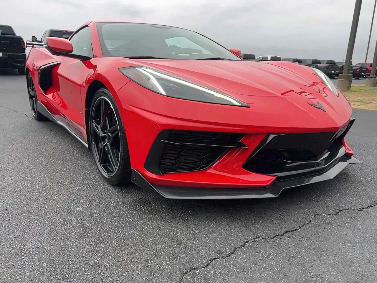 Czerwony Chevrolet Corvette C8 na parkingu. Zastanawiasz się nad corvette c8 cena?