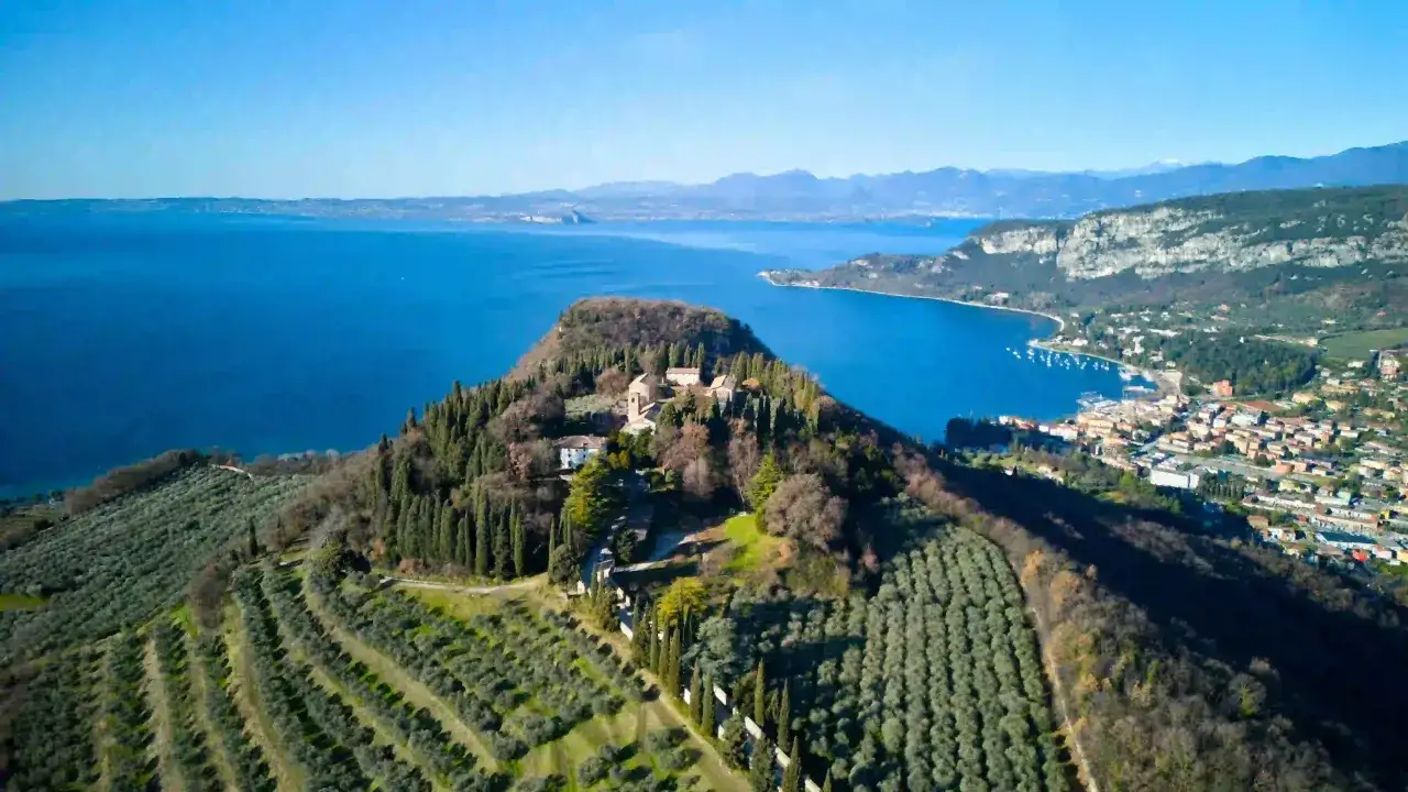 L'eremo di San Giorgio domina il lago, circondato da uliveti e cipressi. Un luogo di pace con vista mozzafiato.