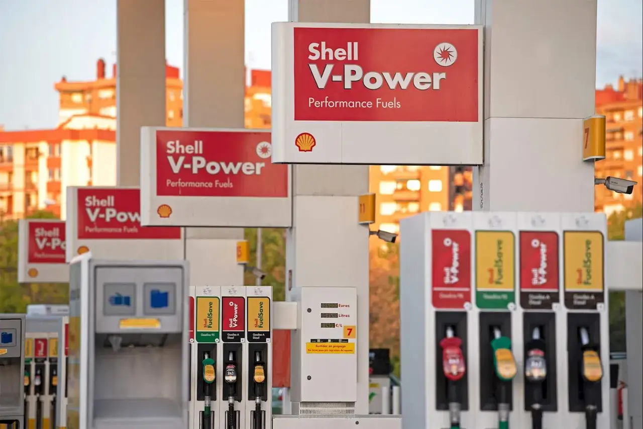 Gasolinera Shell con carteles de V-Power y FuelSave. Las mangueras ofrecen diferentes tipos de combustible.