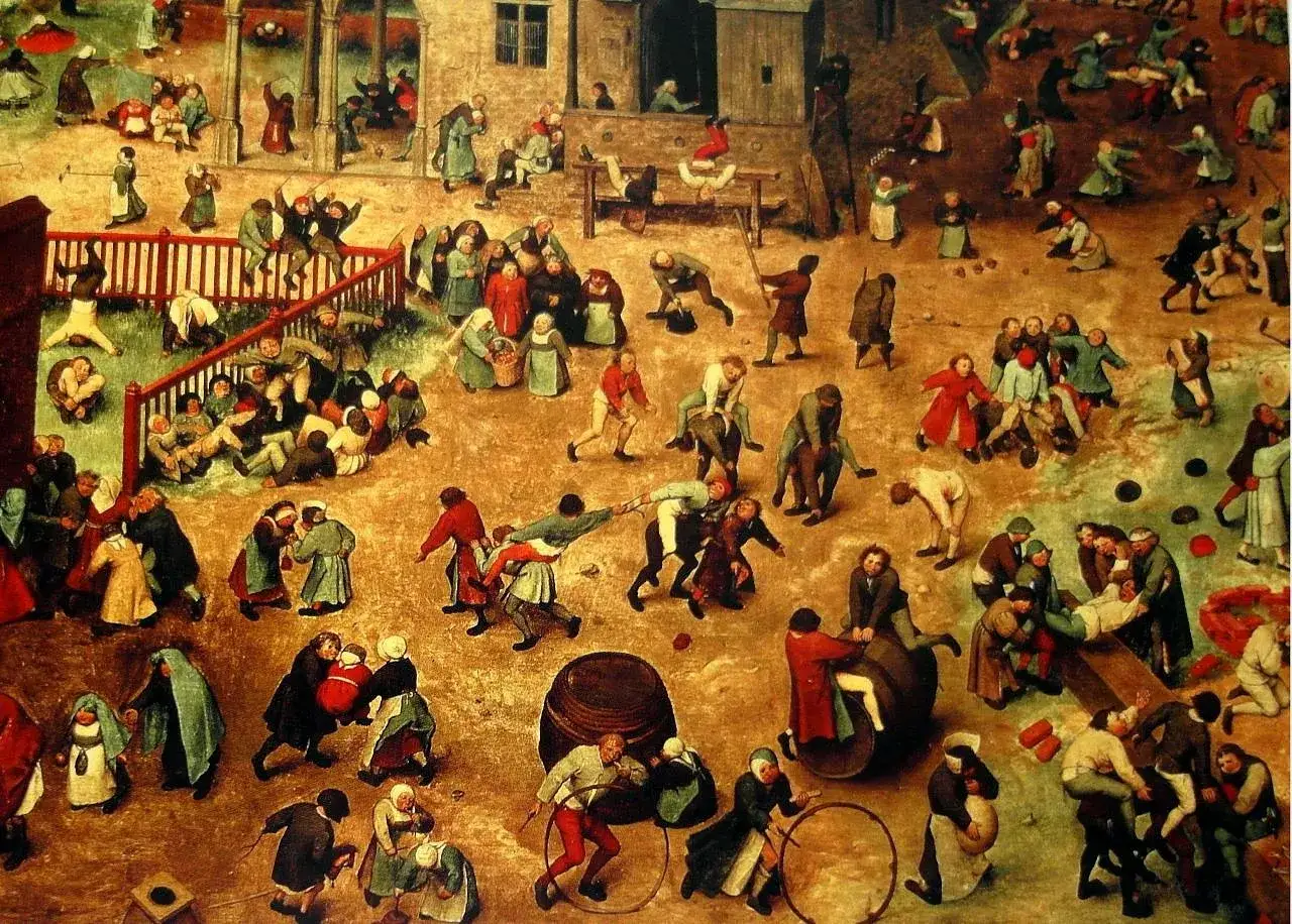 Adelige Kinder im Mittelalter spielen ausgelassen auf einem Dorfplatz. Viele Kinder tollen, reiten auf Fässern und spielen mit Reifen.