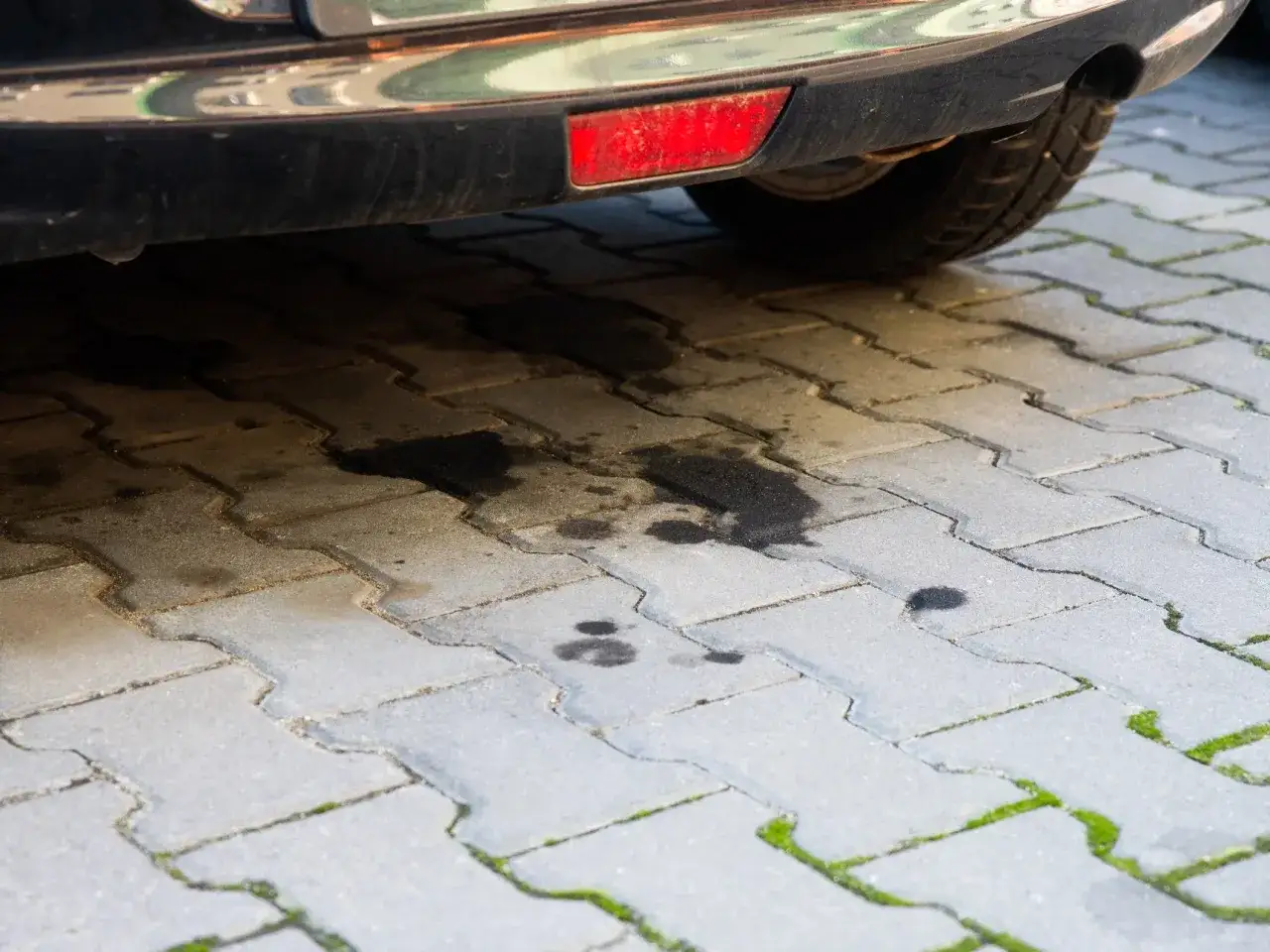 Plamy oleju silnikowego na kostce brukowej przed domem? Podpowiadamy, jak usunąć plamę oleju silnikowego z kostki brukowej, by znów wyglądała jak nowa.
