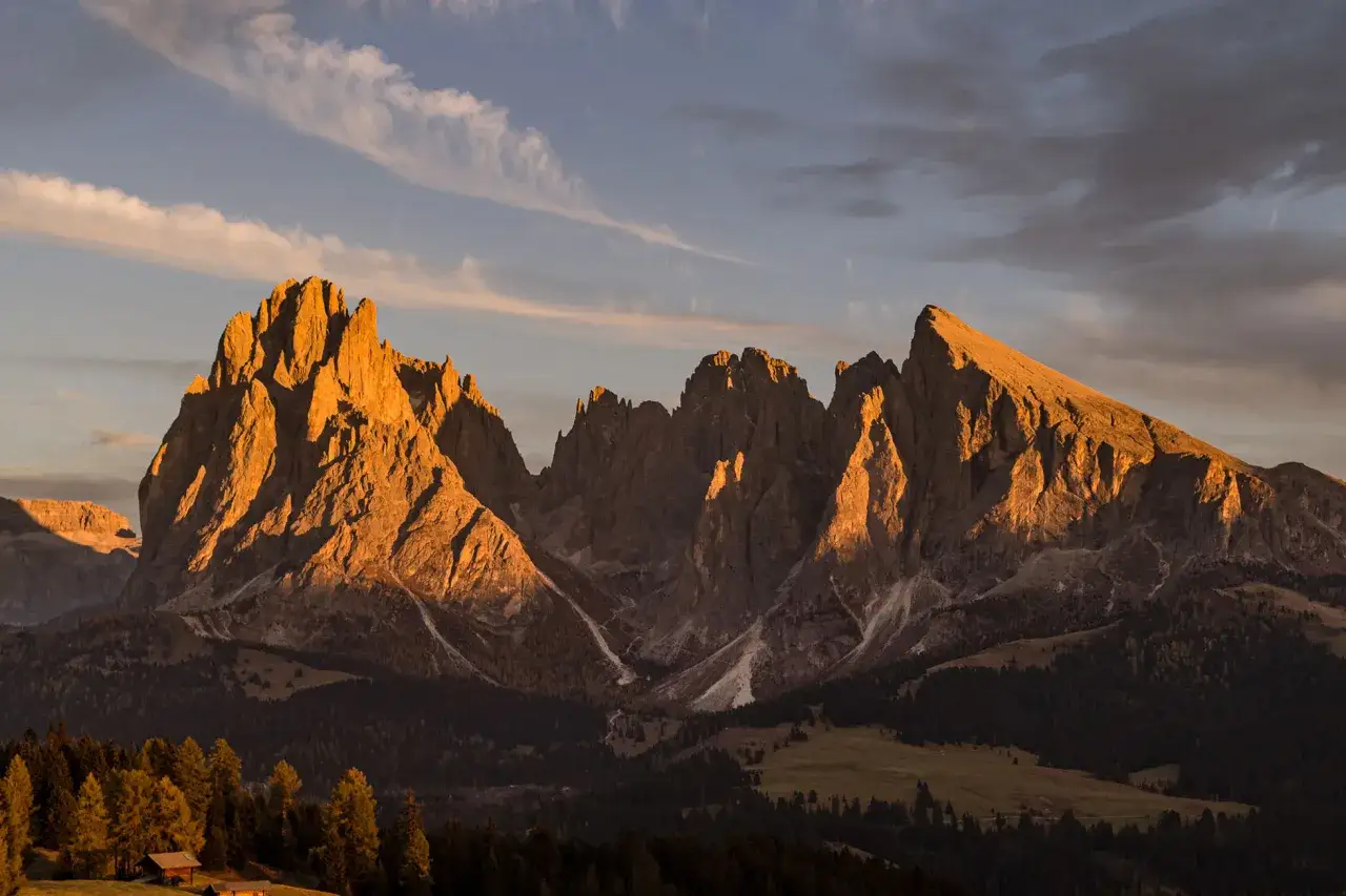 Dolomity enrosadira zach&oacute;d słońca