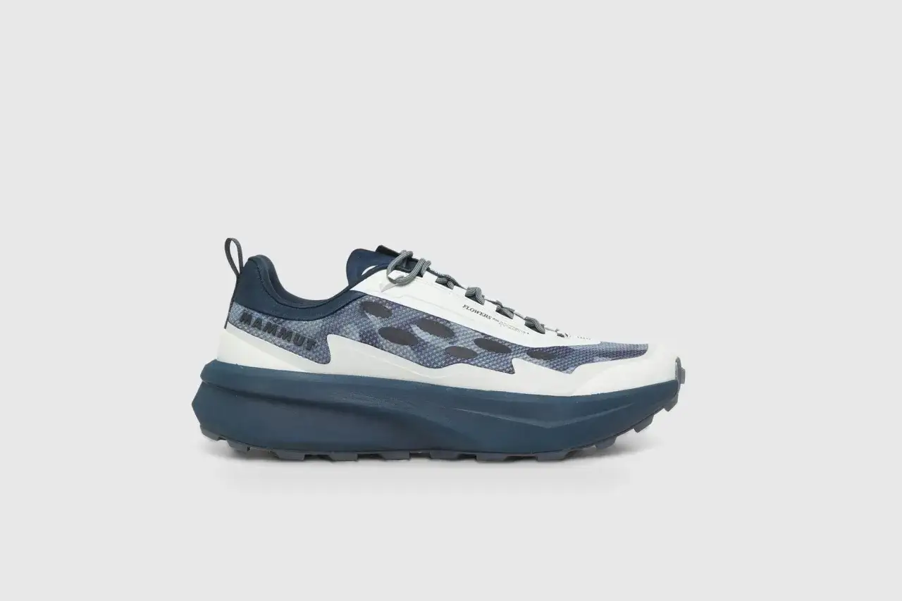 Blauer Mammut Laufschuh mit wei&szlig;em Obermaterial und Camouflage-Muster. Gute footshop erfahrung f&uuml;r Outdoor-Abenteuer.