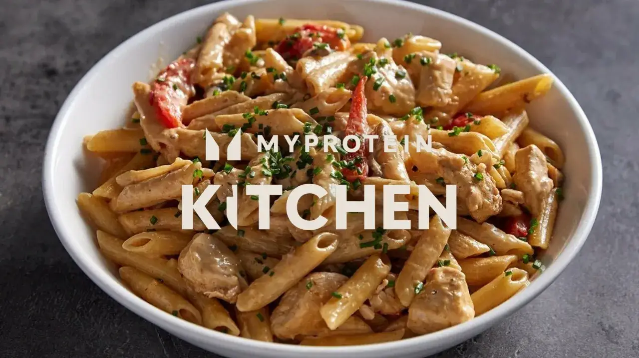 Penne z kurczakiem w kremowym sosie, posypane szczypiorkiem. Idealne danie z MyProtein Kitchen.