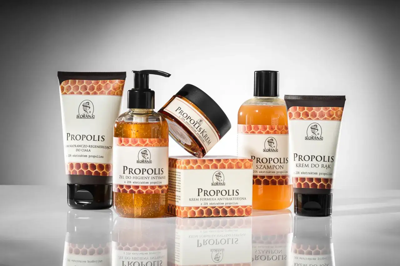 Propolis na twarz efekty? Zobacz kosmetyki Korana z propolisem: krem, żel, szampon i balsam. Pielęgnacja z naturą.