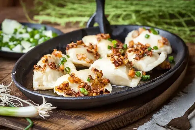 grillowane pierogi z sosami i dodatkami