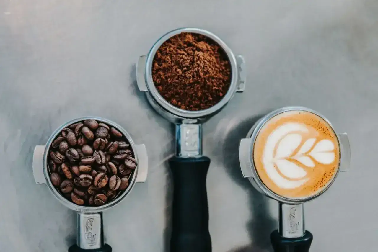 Ziarna kawy, mielona kawa i latte art. Dylemat: kawa z cukrem czy bez?