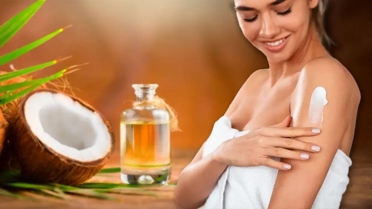 Una mujer sonr&iacute;e mientras se aplica crema en el brazo, disfrutando de los beneficios del aceite de coco en la piel. Coco y aceite en primer plano.