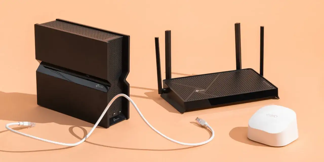 Dwa routery TP-Link i jeden Eero. Zastanawiasz się, jak przyspieszyć internet? Te urządzenia mogą pomóc.
