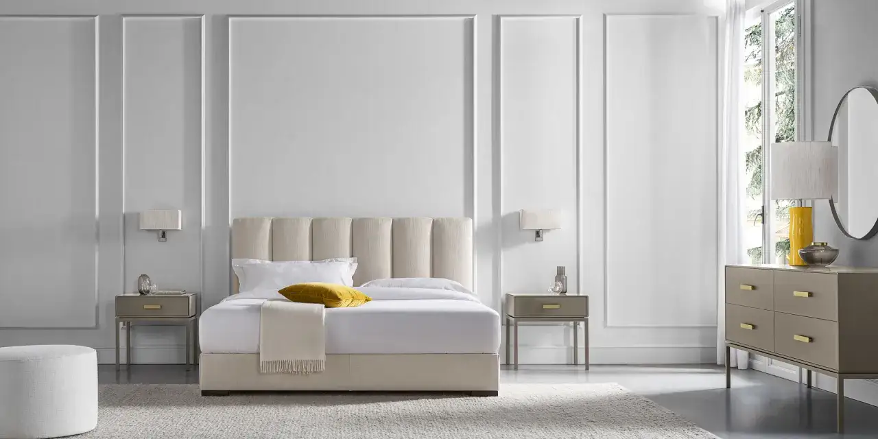 Eleganza e design per le tue camere da letto. Letto imbottito, comodini, cassettiera e lampade in uno stile moderno e raffinato.