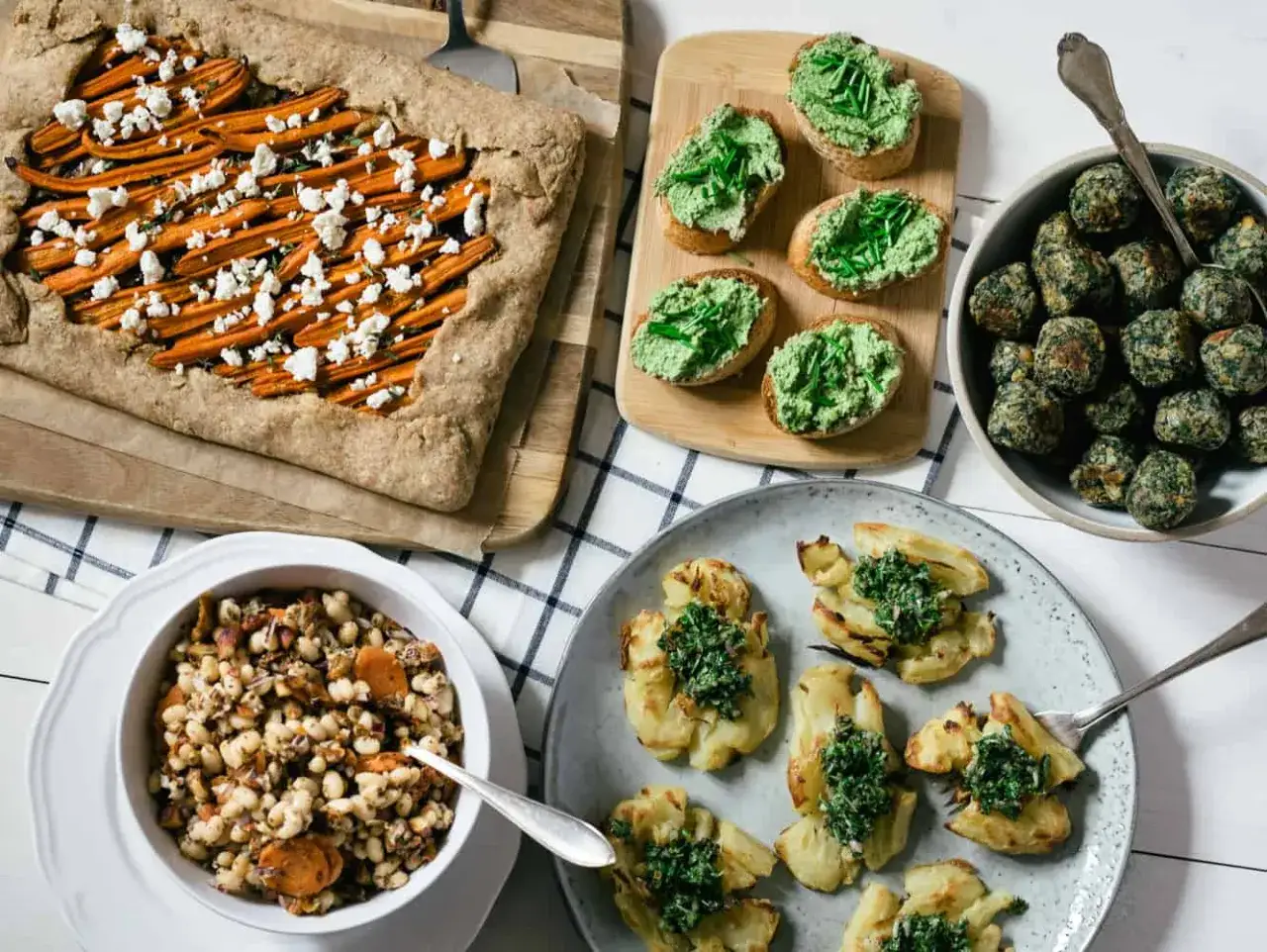 En h&auml;rlig buff&eacute; med vegansk p&aring;skmat: morotsgalette, gr&ouml;na snittar, bollar med spenat och en b&ouml;nr&ouml;ra.