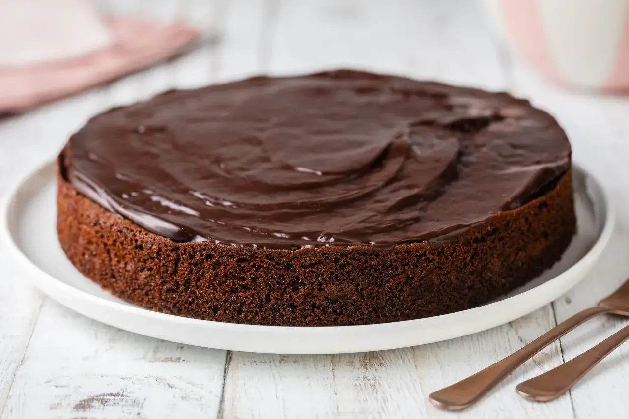Torta cioccolatino soffice e golosa, ricoperta da una glassa lucida al cioccolato fondente. Perfetta per ogni occasione.