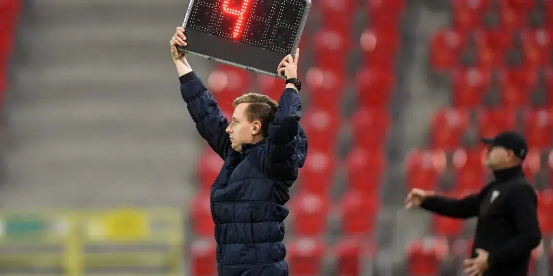 Sędzia piłkarski pokazuje doliczony czas gry