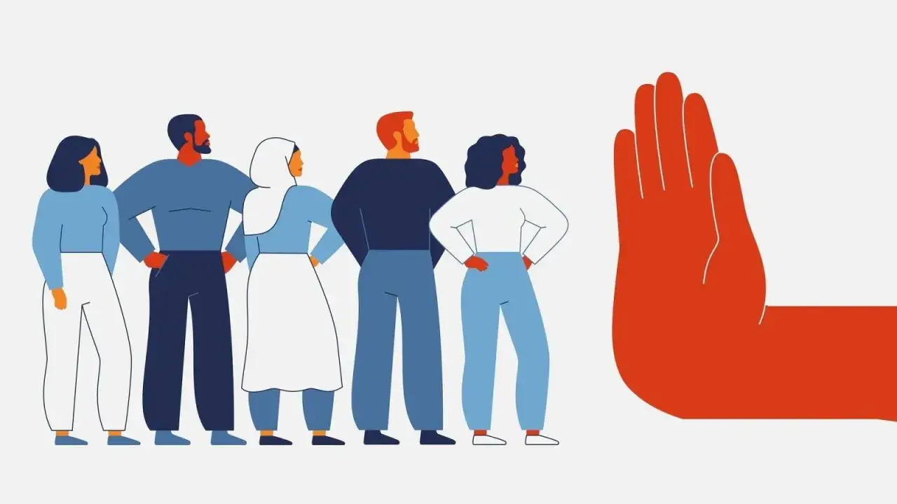 Grupo de personas diversas frente a una mano roja gigante que simboliza el fin de la cesi&oacute;n ilegal de trabajadores.