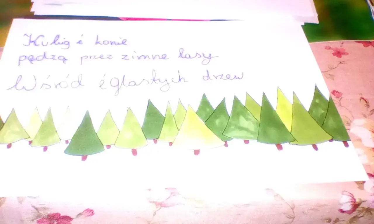 Konie i kulig pędzą przez zimne lasy. Wśród iglastych drzew, jak w haiku, czuć mroźne powietrze.