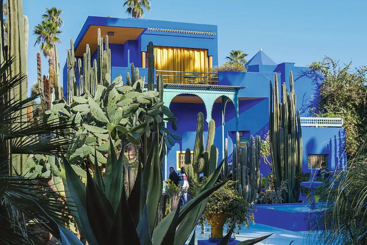 Jardin Majorelle, Marrakech. Un oasis de cactus et de palmiers devant la c&eacute;l&egrave;bre villa bleu majorelle.