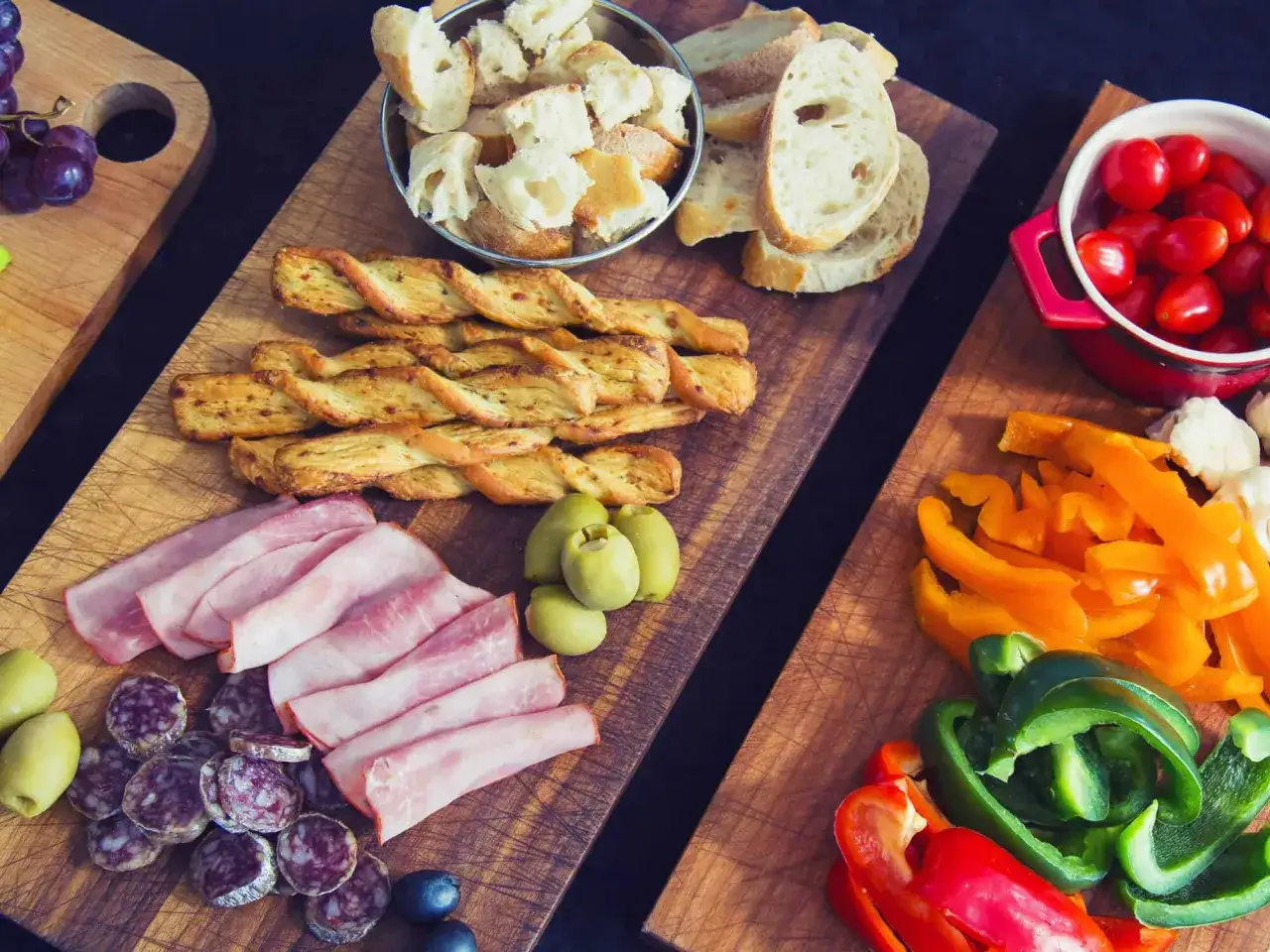 Plateau de charcuterie, pain, l&eacute;gumes et olives, parfaits en accompagnement pour une fondue.