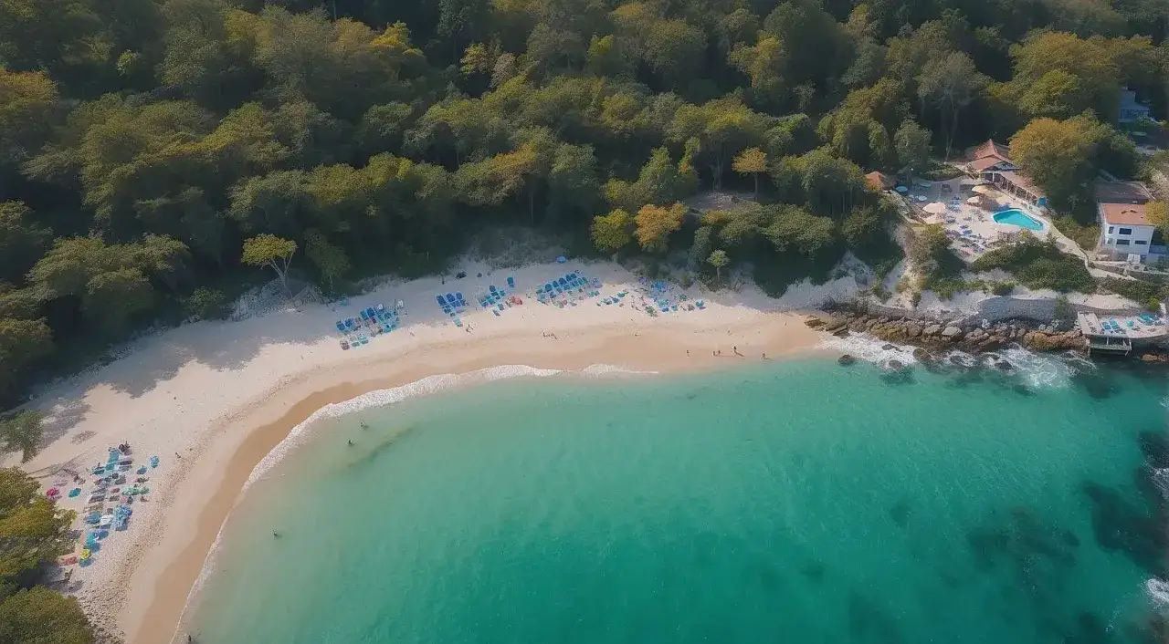 Piękna plaża z turkusową wodą i leżakami, idealne miejsce na bułgaria wakacje. W tle zielony las i hotel z basenem.