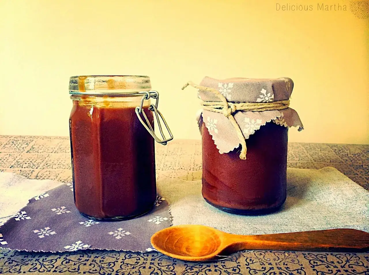 Dos frascos de dulce de leche casero, listos para disfrutar. Aprende como hacer dulce de leche y endulza tus postres.