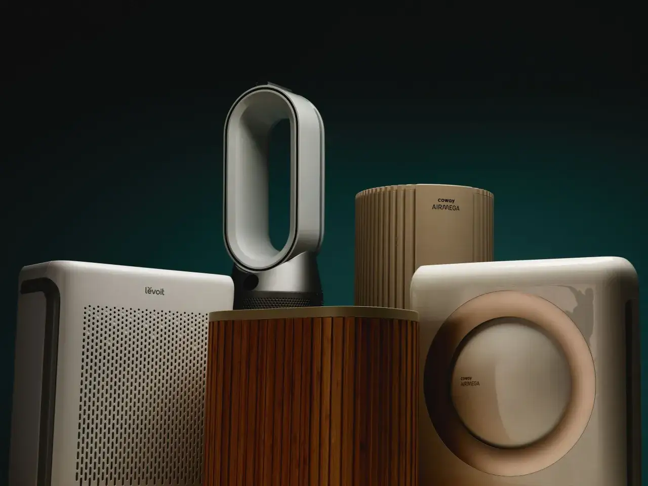 Purificadores de aire modernos, incluyendo un Dyson y un Coway AirMega, listos para ofrecer aire ionizado y limpio en tu hogar.
