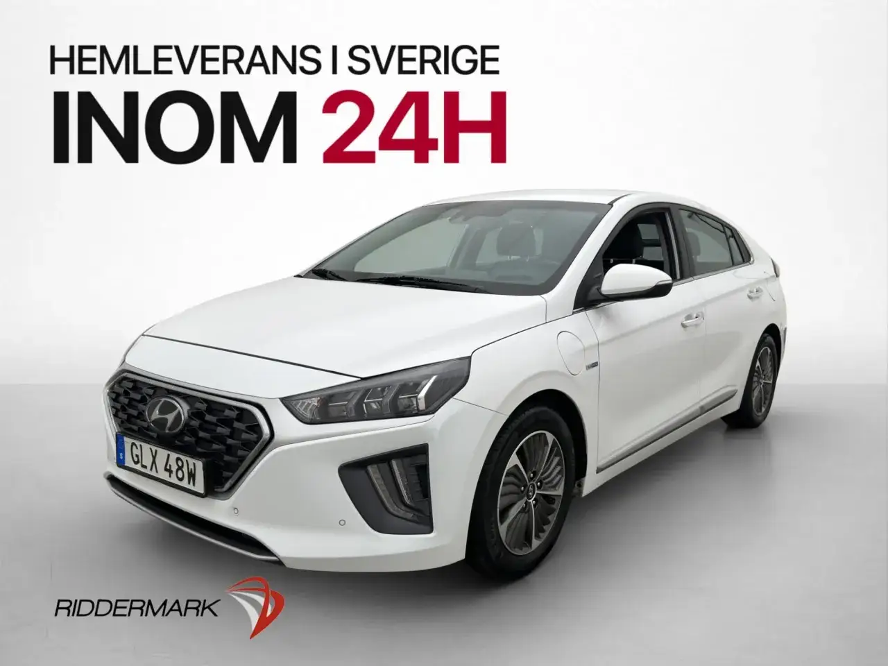 Vit bil sedan med texten 