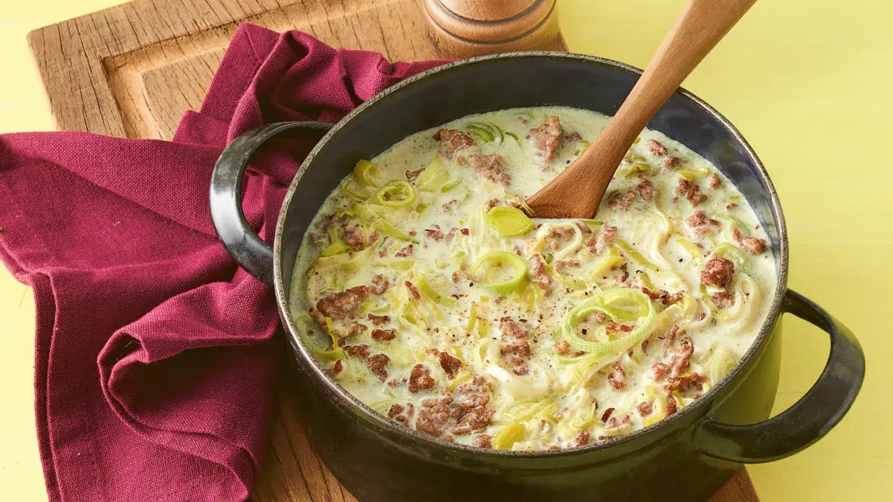 K&auml;se Lauch Suppe mit Hackfleisch im Topf