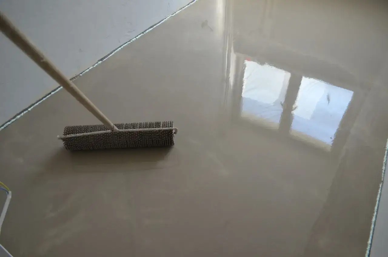 Wylewki anhydrytowe w trakcie prac. Sprawdź atrakcyjną wylewki anhydrytowe cena za 1m2.