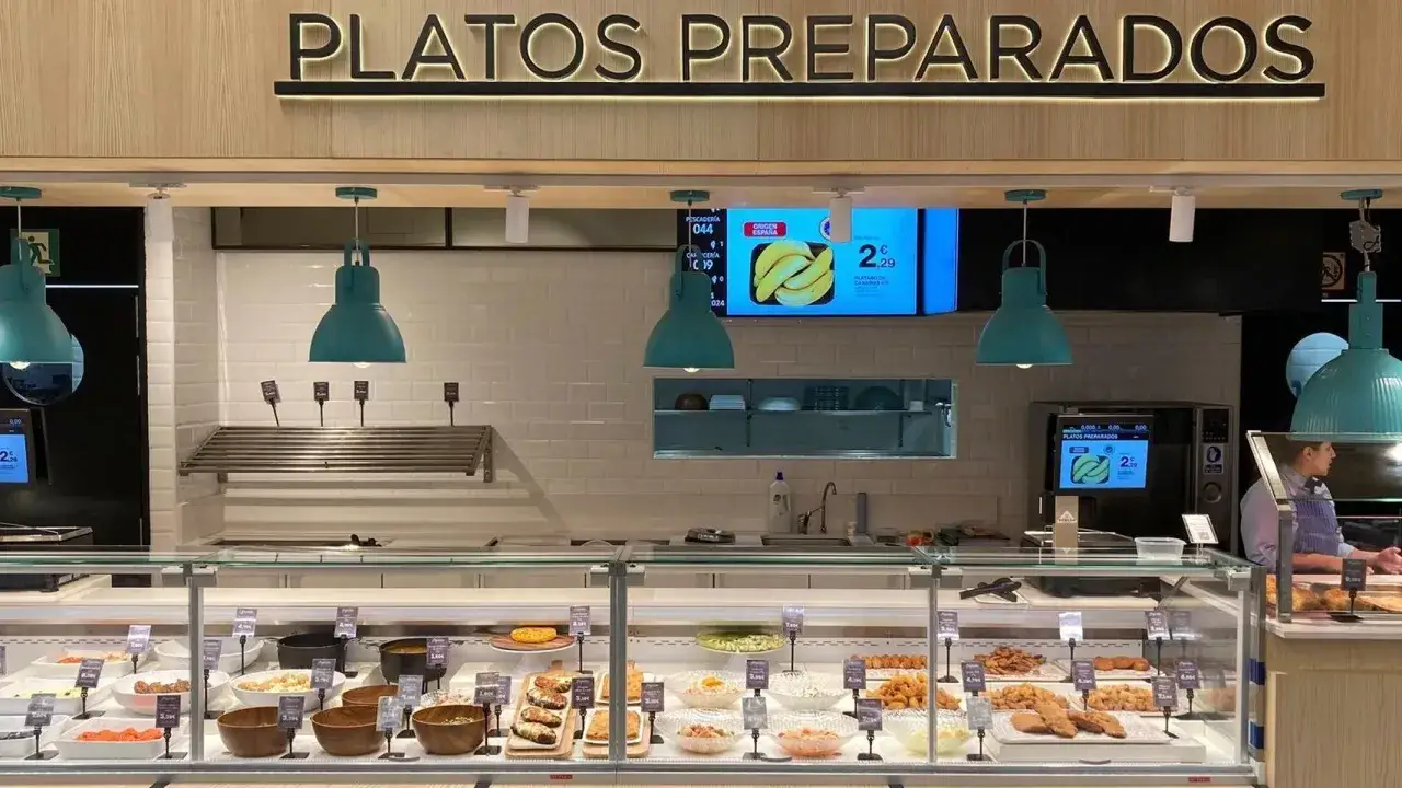 Exhibición de platos preparados, ideal para conocer los requisitos para abrir una tienda de comida preparada. Variedad de opciones listas para consumir.