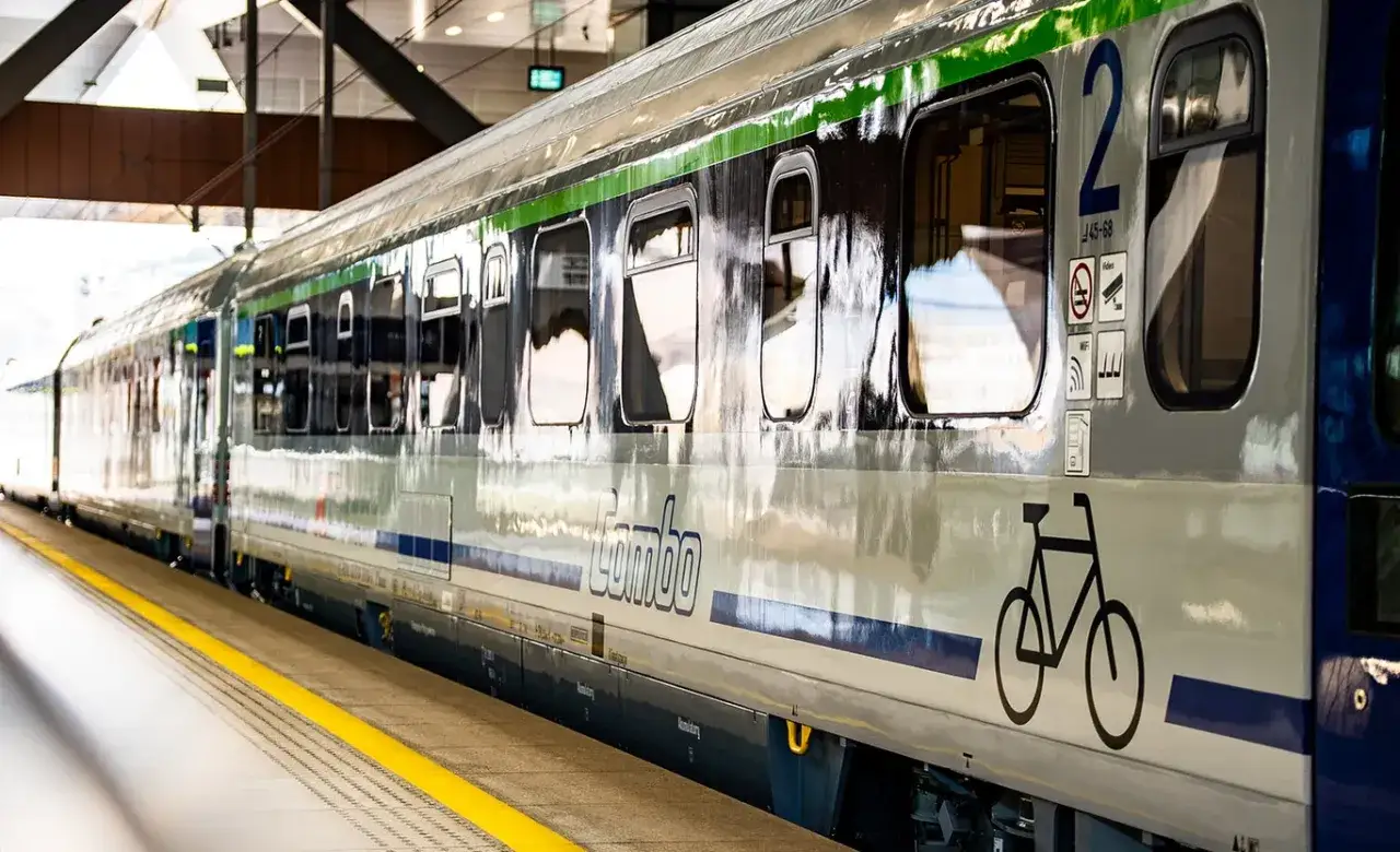 Nowy pociąg express z wygodnym miejscem na rowery czeka na pasażerów.