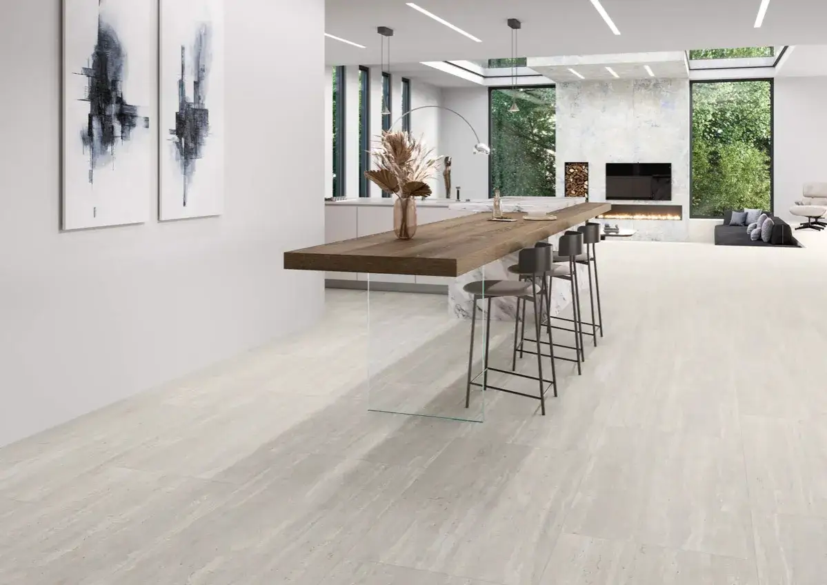 Elegantes suelos para cocinas blancas, con un diseño moderno y minimalista que realza la amplitud del espacio.