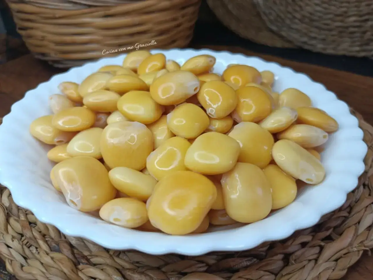 Lupini: cosa sono? Legumi gialli e carnosi, pronti per essere gustati.