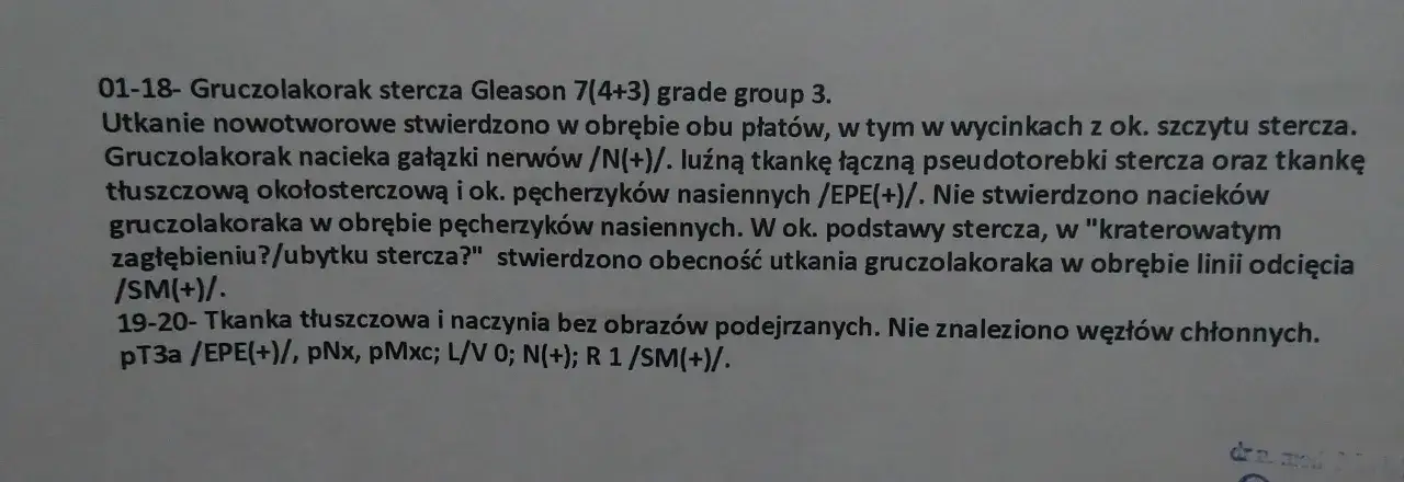 Wyniki histopatologiczne: gruczolakorak stercza Gleason 7(4+3), nacieka gałązki nerwów, tkankę tłuszczową, bez nacieków pęcherzyków nasiennych. Obecność w linii odcięcia.