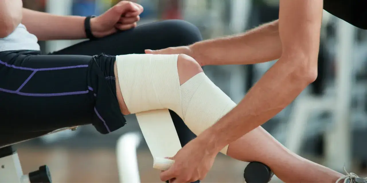 Instrukcja: bandażowanie kolana krok po kroku. Pomoc w rehabilitacji po urazie.