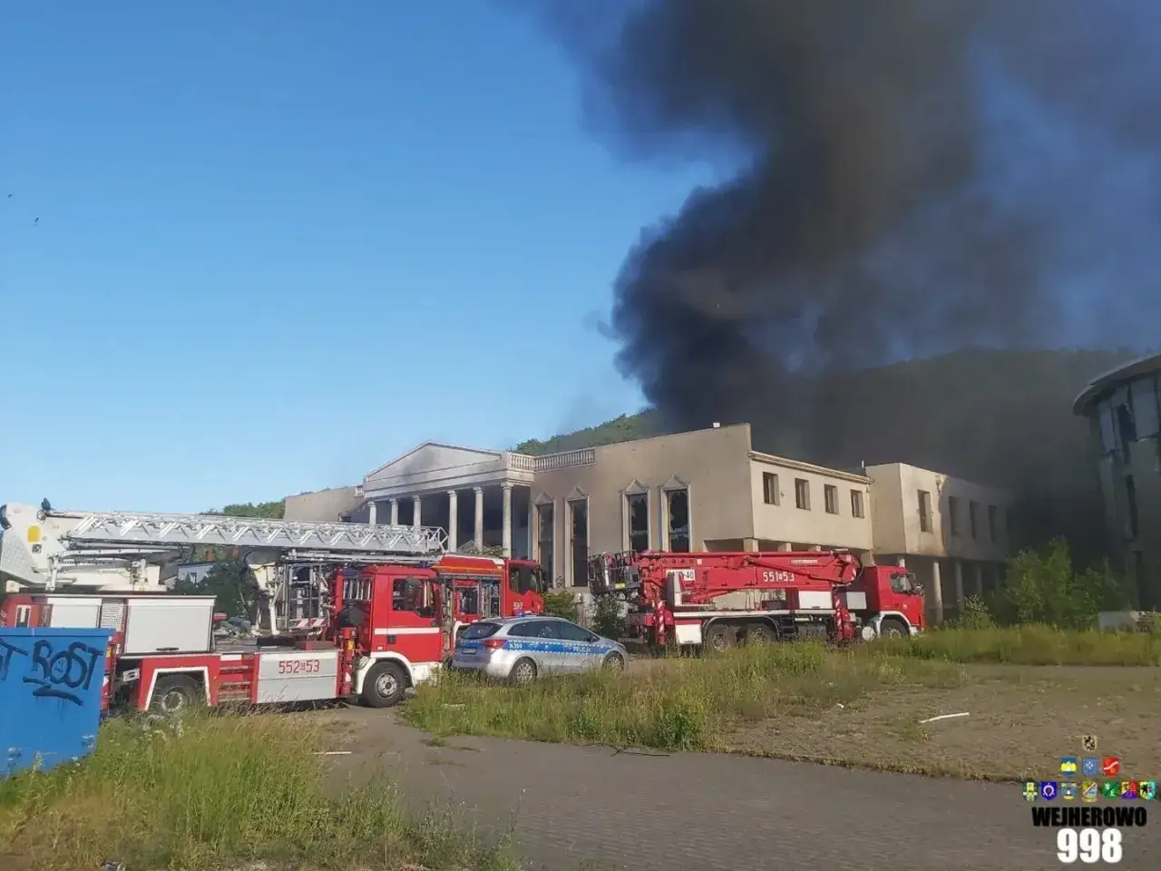 Pożar hotelu Murat w Redzie. Czarny dym unosi się nad budynkiem, straż pożarna na miejscu.