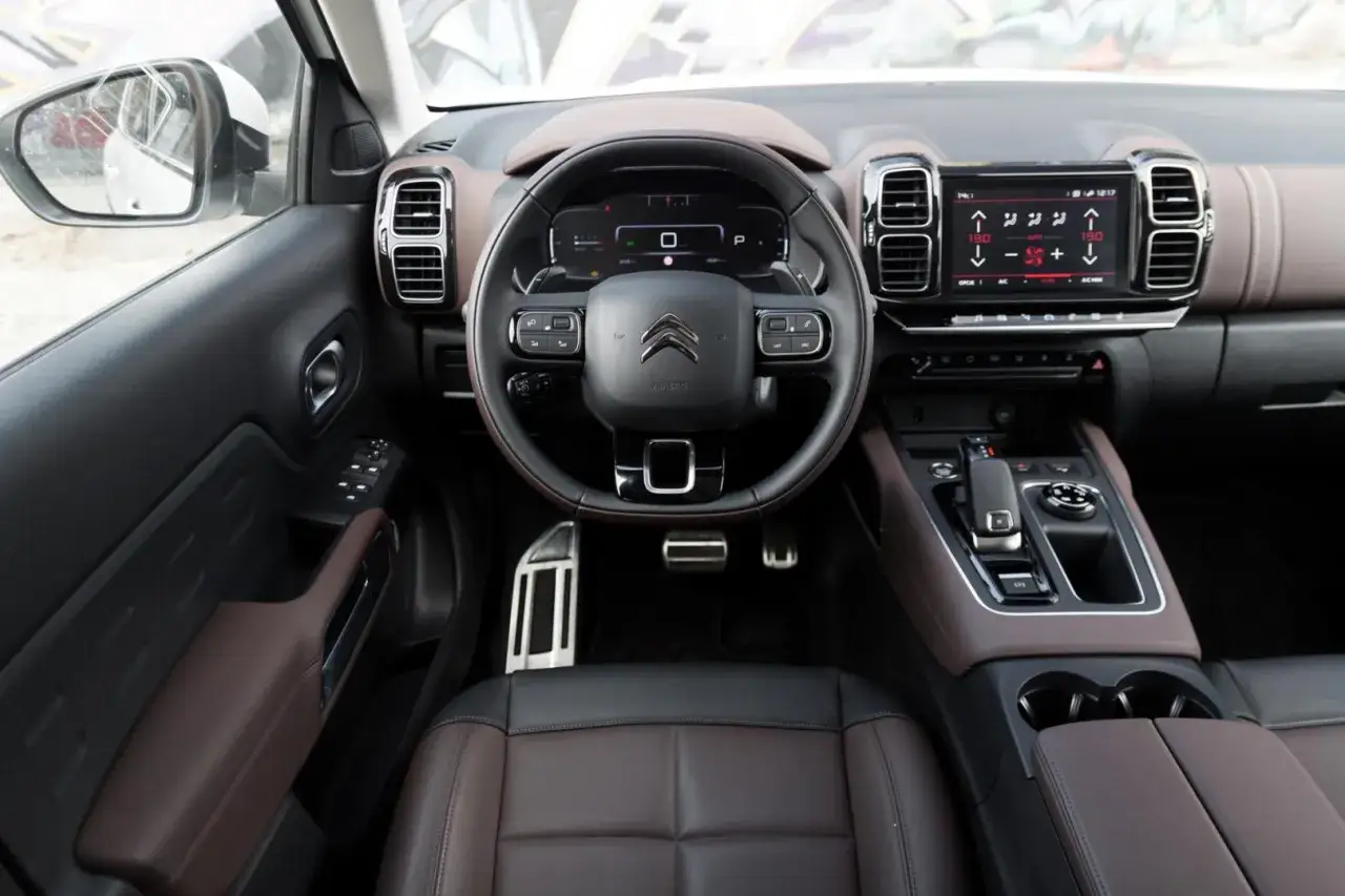 Wnętrze Citroen C5 Aircross. Kierownica, cyfrowe zegary i ekran multimediów. Wiele osób szuka takich detali w citroen c5 aircross opinie.