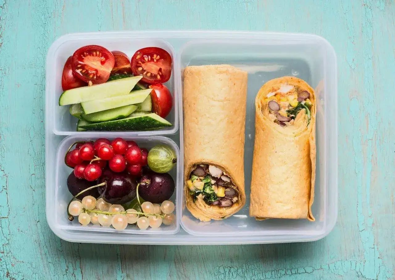 Kolorowy lunchbox: dwa tortille z kurczakiem i fasolą, pomidorki, ogórek, porzeczki, wiśnie i agrest. Idealne na drugie śniadanie.