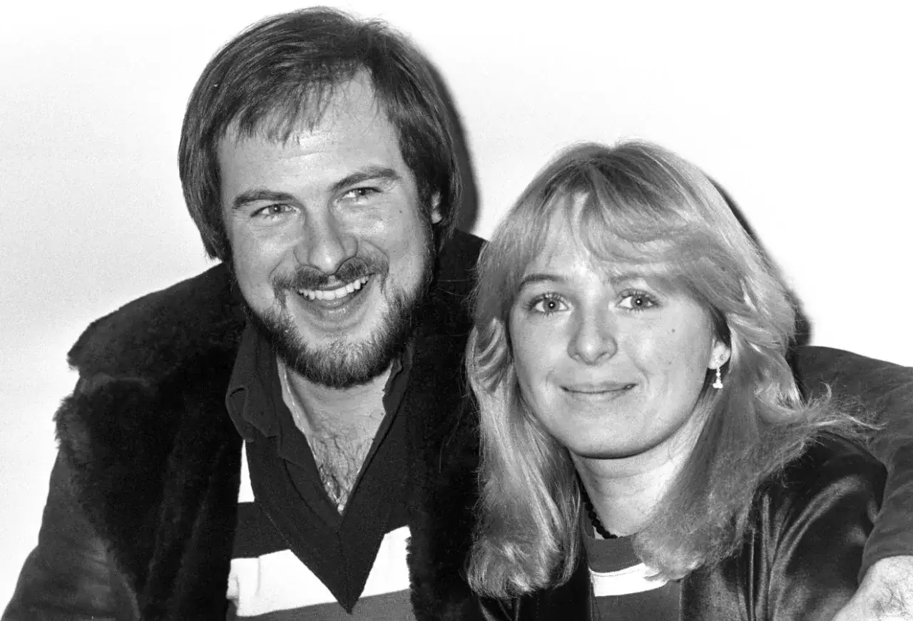 Lasse Holm och hans fru ler mot kameran.