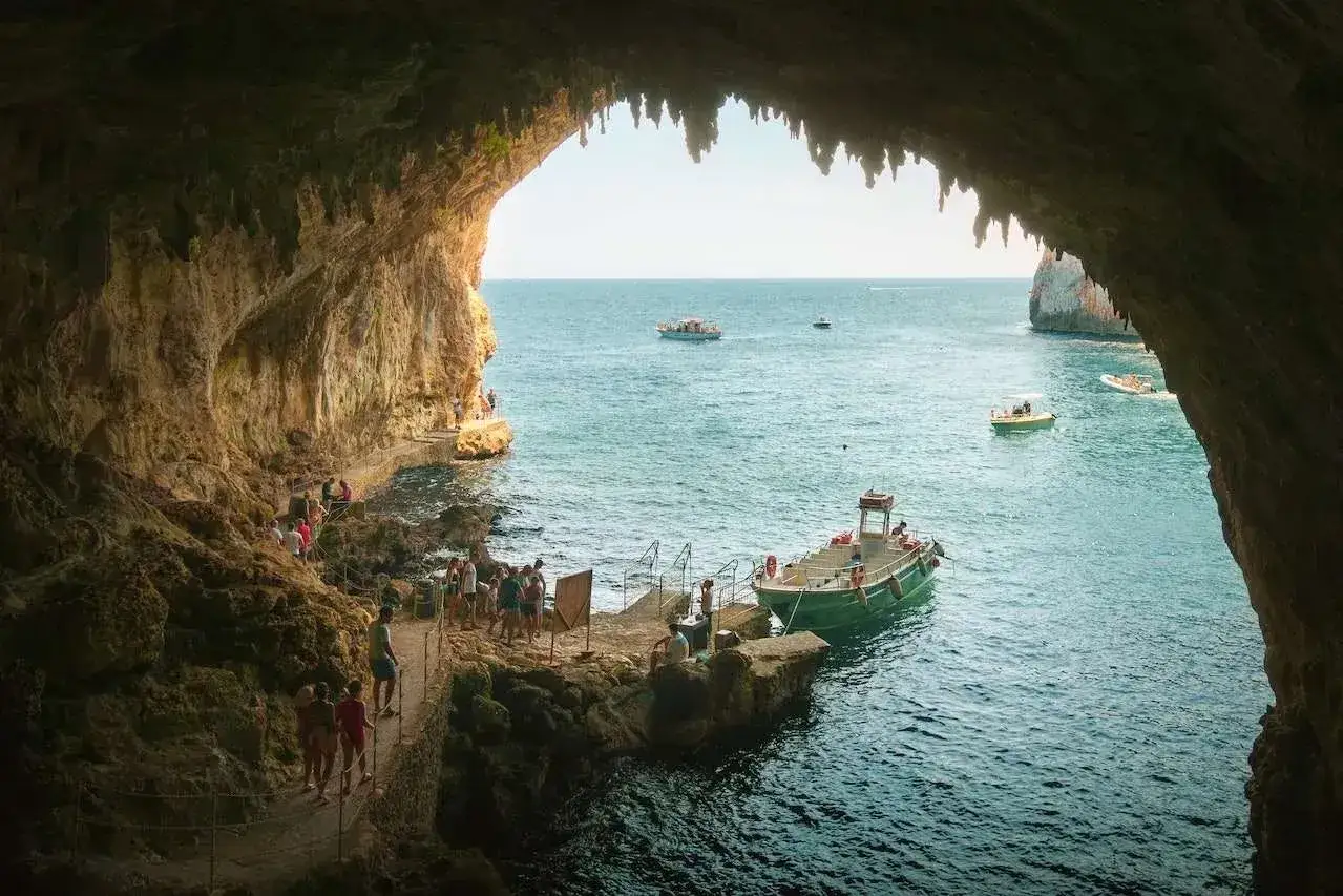 Grotta della Poesia, Castro Marina: sentiero panoramico e barche in mare. Cosa vedere in questo luogo magico.