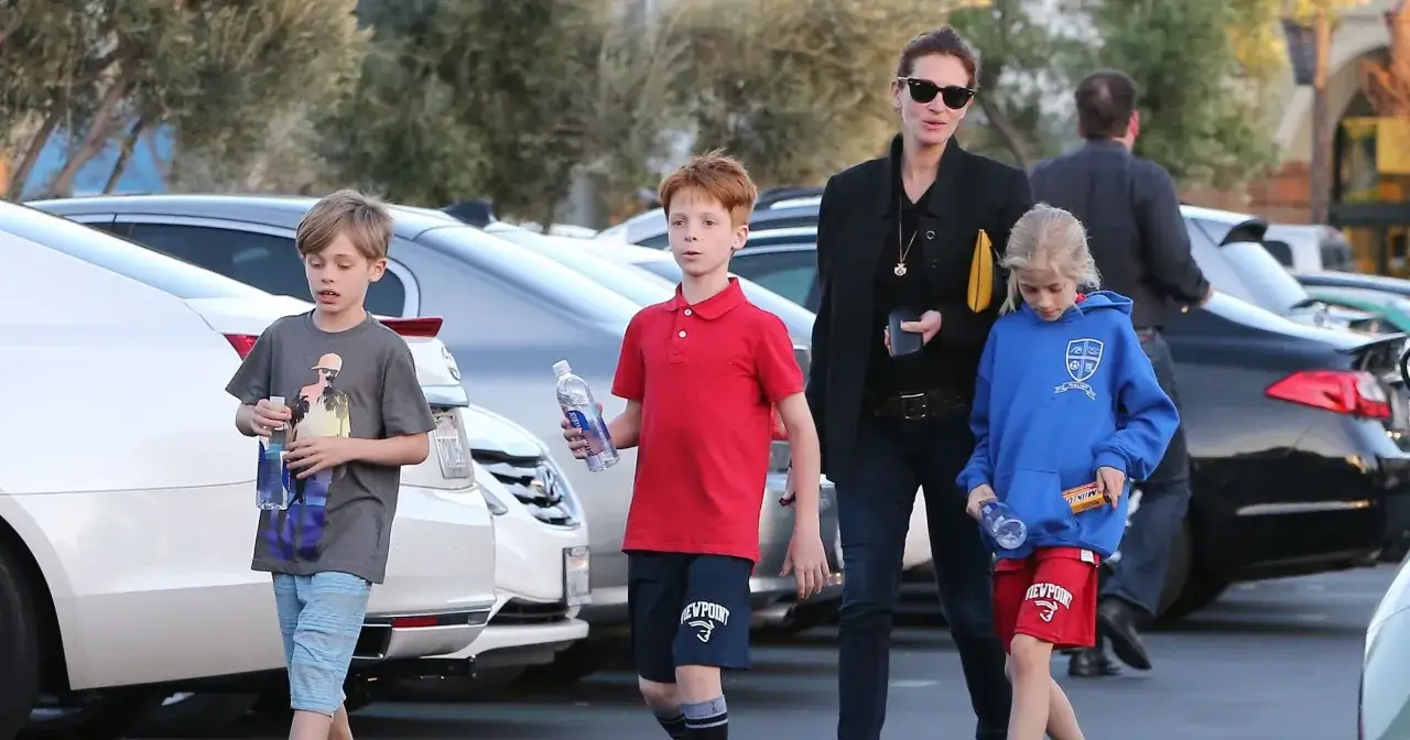 Julia Roberts z dziećmi, dwoma synami i córką, spaceruje po parkingu.