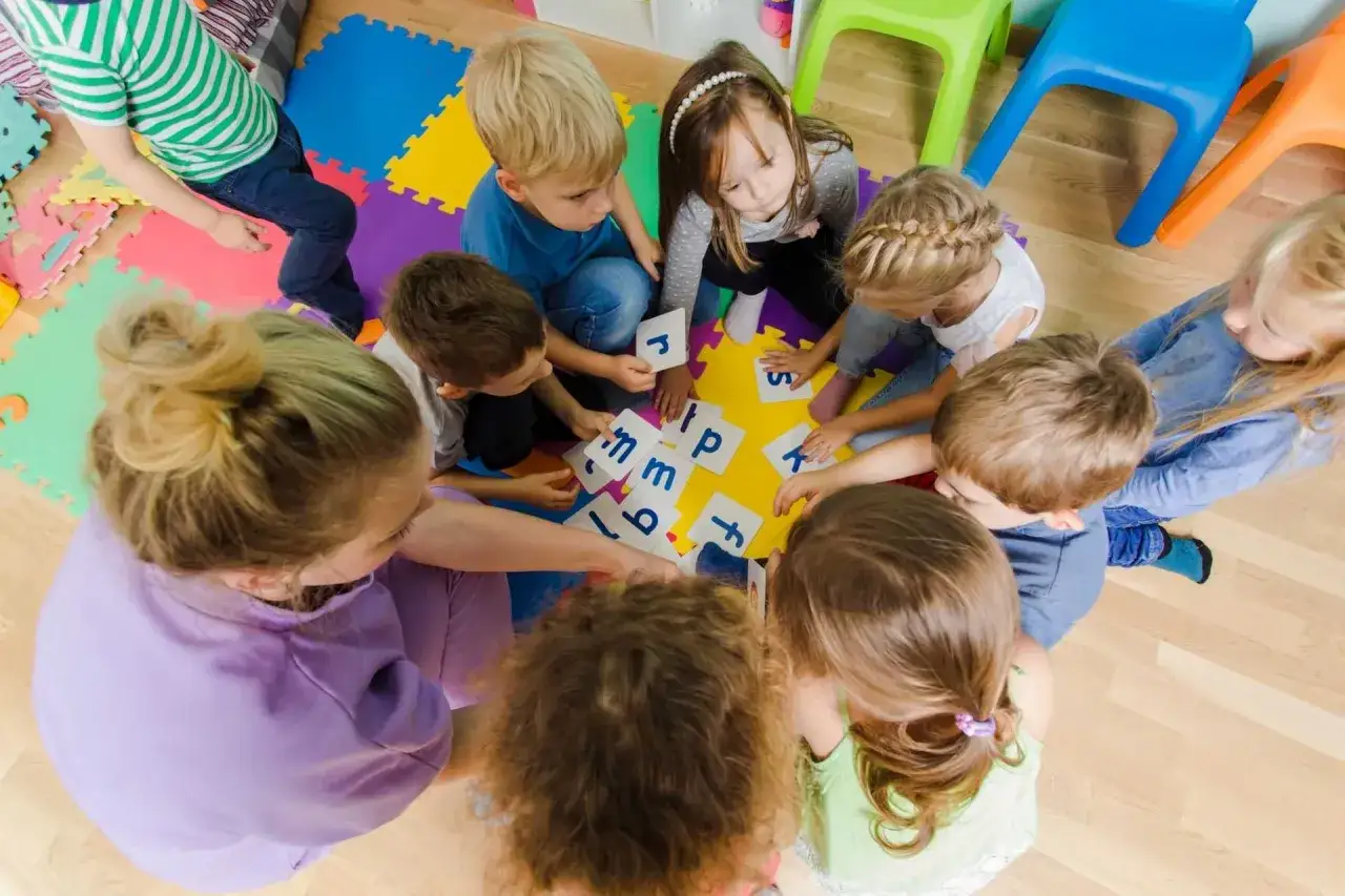 uczniowie pracujący w grupach, warsztaty w klasie, metody aktywizujące edukacja