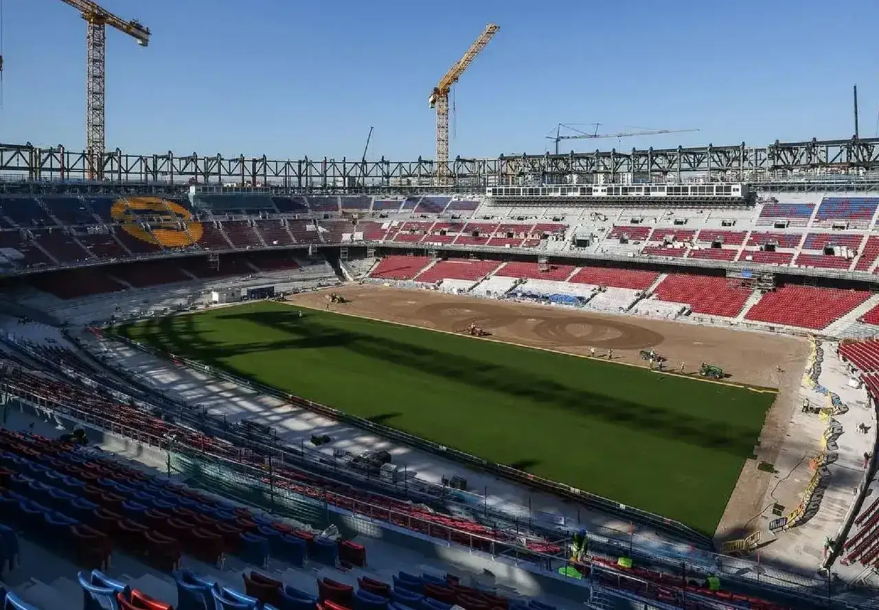 Camp Nou w Barcelonie w trakcie prac budowlanych. Widać częściowo odnowione trybuny i przygotowywaną murawę.