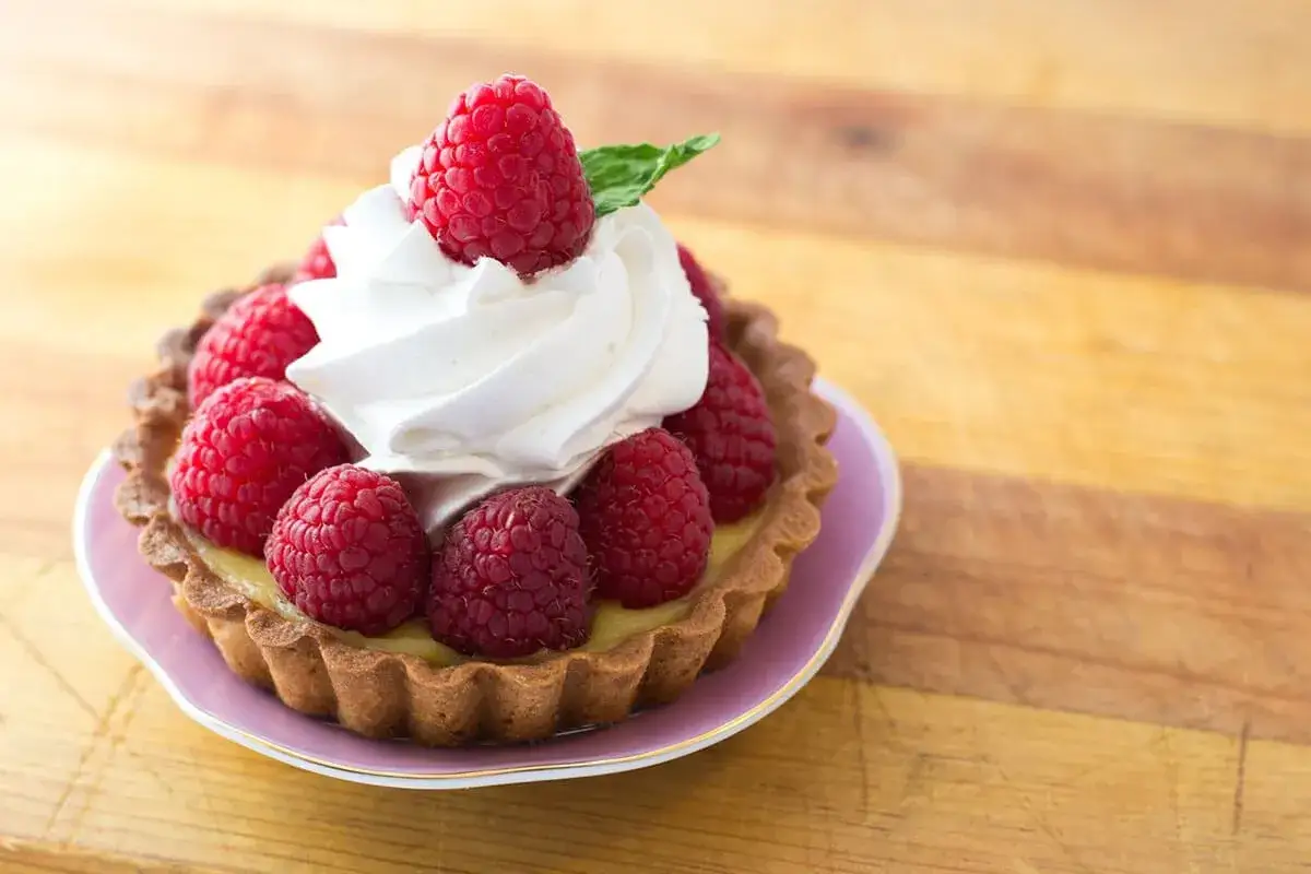 Himbeert&ouml;rtchen mit Sahne und frischen Beeren auf einem **tortenboden ohne ei**. Ein Genuss f&uuml;r alle Sinne!