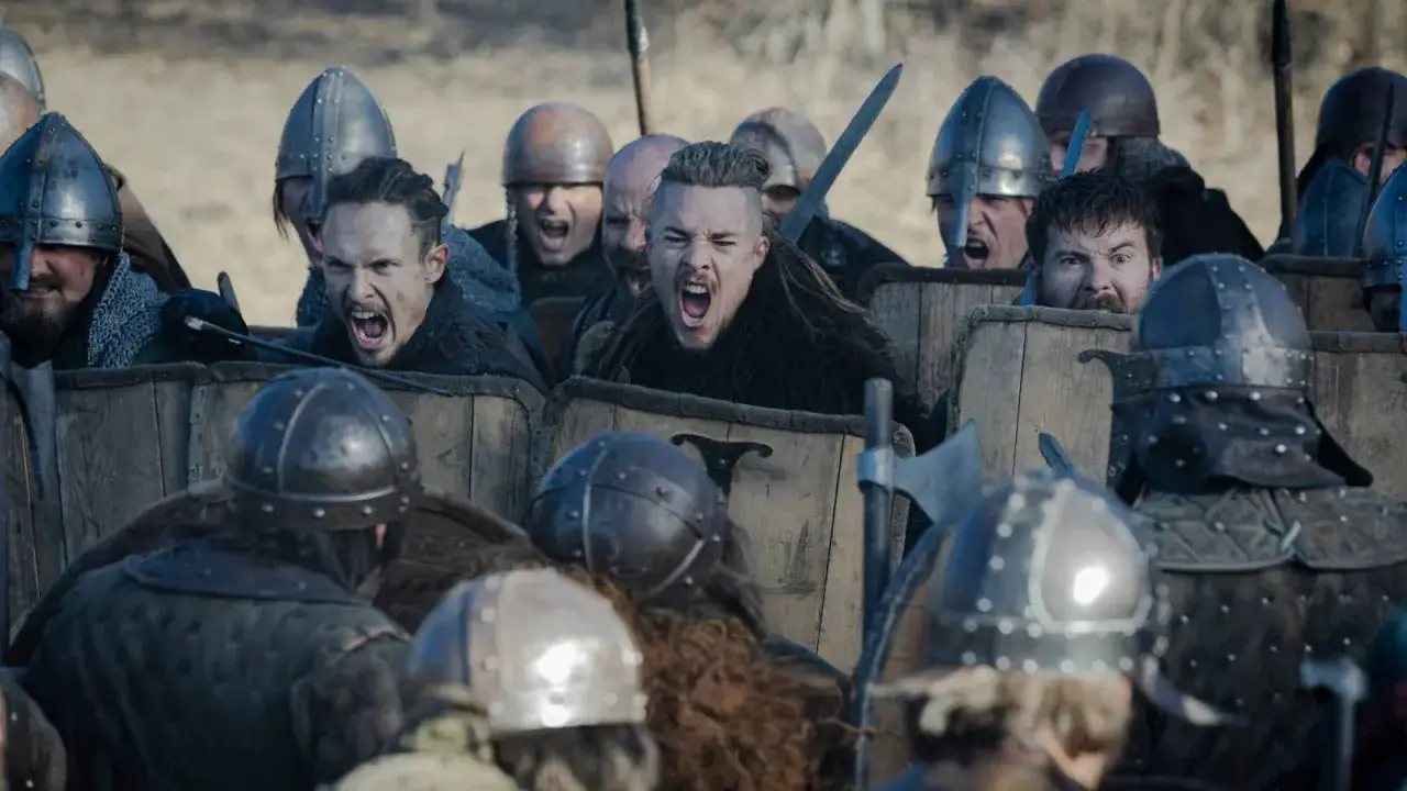 Uhtred z Bebbanburga i jego wojownicy w szale bitewnym, krzyczący i gotowi do walki.