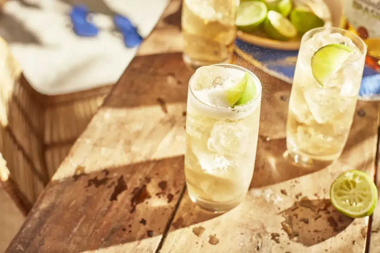 Orzeźwiające drinki z Ballantines Brasil z limonką, idealne na upalne dni.