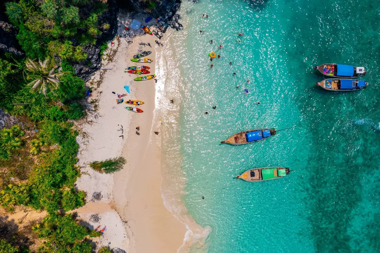 Rajska plaża z kajakami i łodziami. Idealny czas, kiedy najlepiej lecieć na Phuket, to okres od listopada do kwietnia.