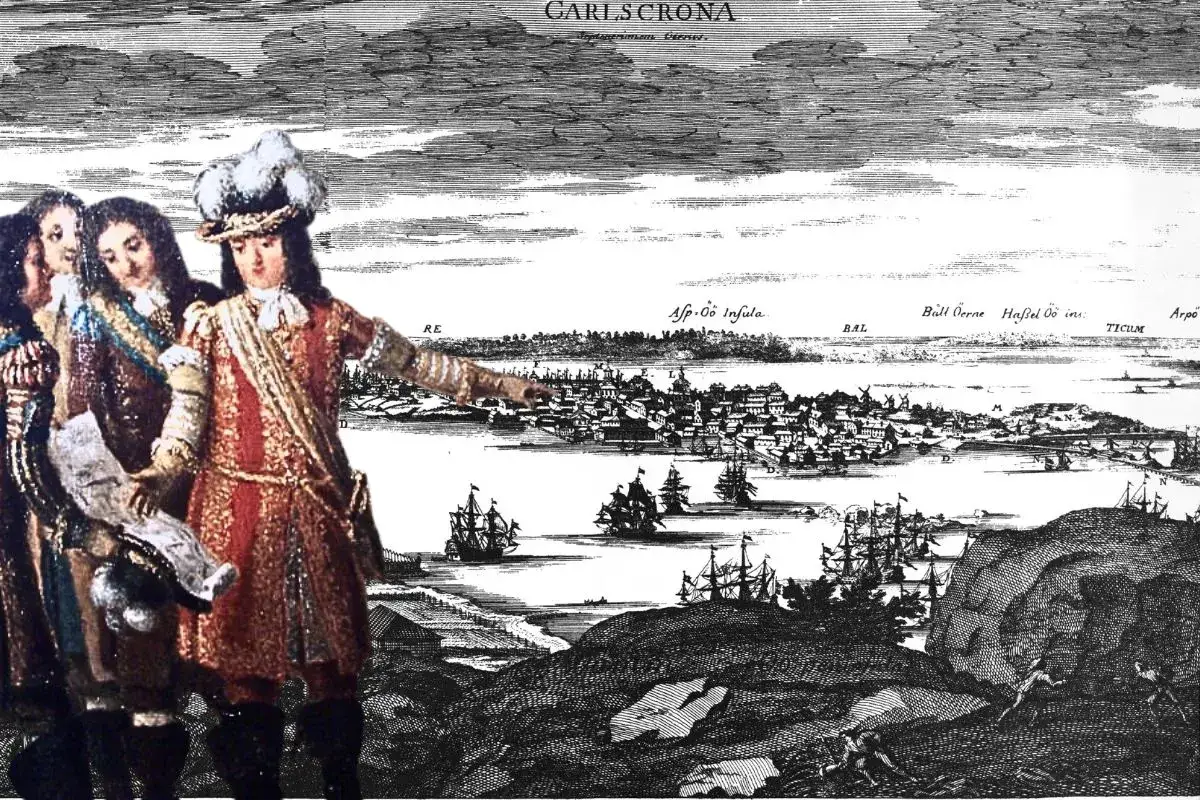 En historisk vy över Karlskrona med flottan i hamnen. En man i röd dräkt pekar mot staden, en scen som berättar om Karlskronas historia.