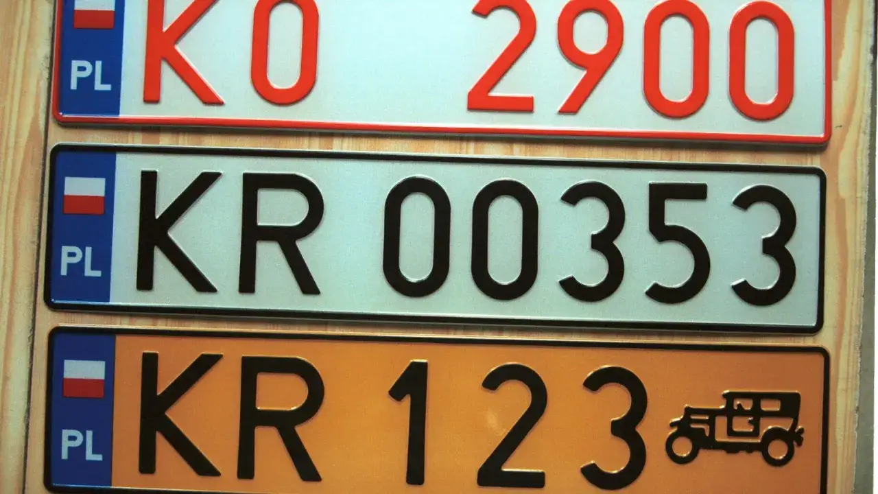 Trzy nowe tablice rejestracyjne z oznaczeniem PL. Jedna z numerem KO 2900, druga KR 00353, a trzecia KR 123 z rysunkiem samochodu.