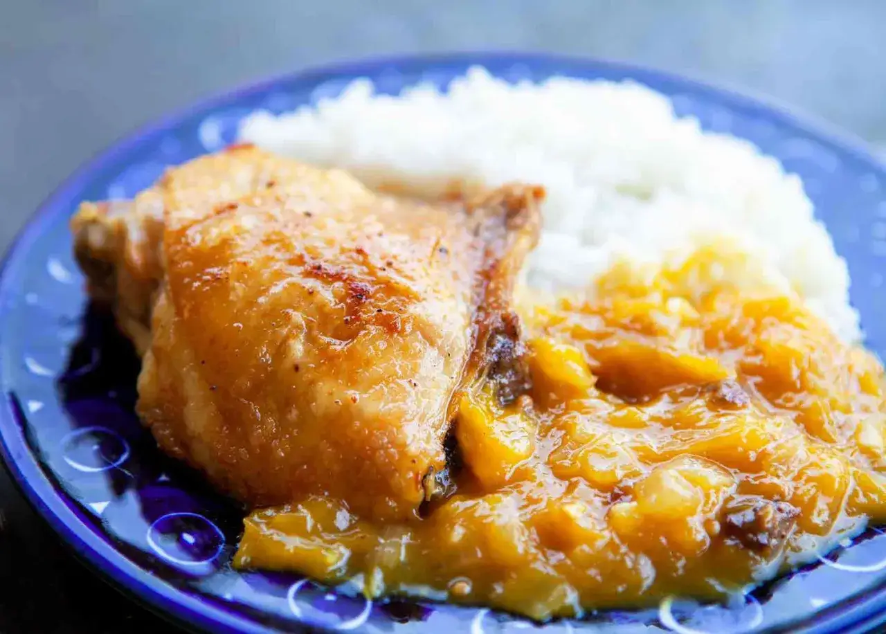 Krispigt kycklinglår med ris och en söt kyckling mango chutney.